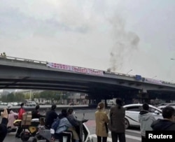 北京海淀区四通桥2022年10月13日有抗议者悬挂要求习近平下台的标语横幅。互联网监管人员迅速删除在中国社交媒体平台广泛传播的横幅照片。