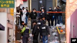 ប៉ូលិស​ពិនិត្យ​មើល​កន្លែង​កើតហេតុ​ដែល​មាន​មនុស្ស​ស្លាប់​ដោយសារ​ការ​ជាន់គ្នា​កាល​ពី​យប់​ថ្ងៃ​សៅរ៍ ទី ២៩ ខែតុលា ក្នុង​ទីក្រុង​សេអ៊ូល ប្រទេស​កូរ៉េខាងត្បូង។ 