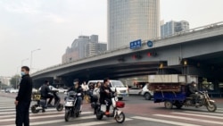 VOA连线：北京高架桥挂出反习横幅 小民 : 这是对习近平准备连任的反感与否定