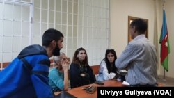 Heyvan haqları müdafiəçiləri Nicat İsmayılov, İlhamə Nəsirova, Aynur Babazadə və Elxan Mirzəyev vəkil Zibeydə Sadıqova (mərkəzdə) ilə birlikdə məhkəmə otağında.