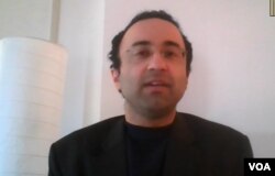 欧亚集团全球宏观地缘政治资深分析员阿里·韦恩（Ali Wyne）接受美国之音视频采访截图（美国之音记者斯洋）