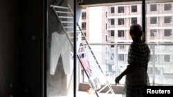 资料照：中国广西桂林的徐女士住进了三年前她从房地产公司佳登宝购买的未通水电的烂尾公寓。（2022年9月17日）