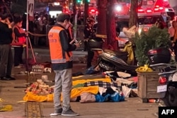 2022年10月30日，在韩国首尔梨泰院著名的夜生活区，遇难者的尸体被毯子盖住，据信他们是在拥挤和踩踏中导致心脏骤停的。