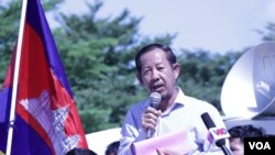 លោក រ៉ុង ឈុន ទីប្រឹក្សារបស់សមាគមគ្រូបង្រៀនកម្ពុជាឯករាជ្យ កាន់មេក្រូថ្លែងសុន្ទរកថាទៅកាន់អ្នកចូលរួមក្នុងទិវាគ្រូបង្រៀនពិភពលោកឆ្នាំ២០២២ នៅទីលានប្រជាធិបតេយ្យ ខណ្ឌឬស្សីកែវ រាជធានីភ្នំពេញ នៅថ្ងៃទី០៥ ខែតុលា ឆ្នាំ២០២២។ (លាស់ លីបលីប/ វីអូអេ)