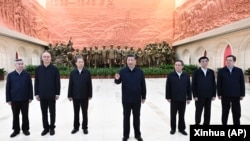 中共领导人习近平带领他的新班子到陕北参观延安革命纪念馆。（2022年10月27日）