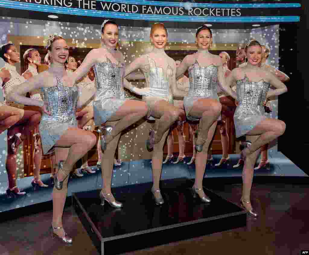 Patung lilin dari kelompok penari perempuan &#39;Rockette&#39; di museum Madame Tussauds kota New York, AS. 