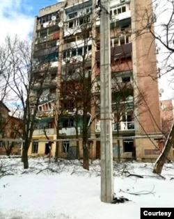 戴安娜·雷克希尼亚的舅舅在哈尔科夫的公寓楼已经被炸。(照片由本人提供， 2022年3月)