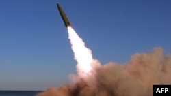 这张未注明日期的图片由朝鲜中央通讯社于2022年4月17日发布，显示了一种新型战术制导武器在朝鲜一个秘密地点的试射。