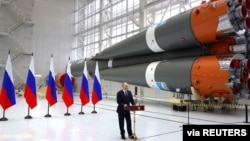 俄罗斯总统普京在视察阿穆尔州东方航天发射场时发表讲话。（2022年4月12日）