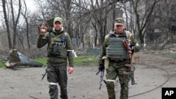 乌克兰马里乌波尔内的亲俄罗斯武装民兵成员（2022年4月15日）