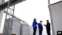 Presidenti Biden dhe Ligjvënësja demokrate Cindy Axne, duke dëgjuar një drejtues të kompanisë POET (Menlo, 12 prill 2022)