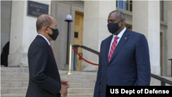 菲律宾国防部长洛伦扎纳（左）2021年9月10日访问五角大楼时受到奥斯汀部长的接待（美国国防部照片）