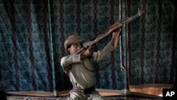 FAAYILII - Mucaa umuriin 12, Kahlan, Yaman keessatti garee Hutiif lolaa ture.
kun buufata buqaatotaa kessatti akka qawwee itti qabatan yeroo agarsiisu, Mariib, Yamam, Adoolessa 27, 2018.