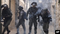 Palestinezët hodhën fishekzjarre drejt policisë izraelite në Jeruzalemin e vjetër (17 prill 2022)