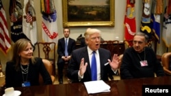 Shugaba Donald Trump a bakin aiki. 