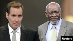 ዩናይትድ ስቴትስ የውጭ ጉዳይ መሥሪያ ቤት ቃል አቀባይ ጃን ኪርቢ(ግራ) እና የቀድሞ የዩናይትድ ስቴትስ የአፍሪካ ጉዳዮች ረዳት ሚንስትር ጆኒ ካርሰን(ቀኝ)