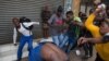 Un groupe d'autodéfense attaque un migrant nigérian devant une église de Pretoria, en Afrique du Sud, le 18 février 2017.