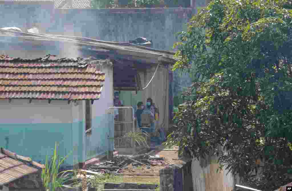 스리랑카 콜롬보의 마하라 교도소에서 신종 코로나바이러스 감염증 확산에 항의하는 폭동이 일어나 진압과정에서 6명이 숨지고 간수 2명이 중상을 입었다.
