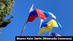 资料照片：土耳其安塔利亚Regnum Carya高尔夫和水疗度假村外飘扬的俄罗斯、乌克兰和美国国旗。(2022年3月10日)