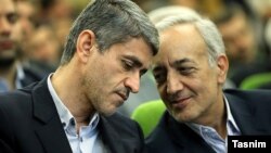 محمد ابراهیم امین، رئیس بیمه مرکزی ایران در کنار علی طیب‌نیا، وزیر اقتصاد