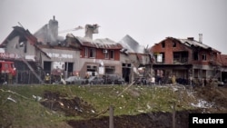 俄军周一袭击乌克兰利沃夫后，消防队员在救火。（2022年4月18日）