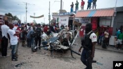 Lapolis veye yon ti avyon ki tonbe nan komin Kafou, Potoprens, Mekredi 20 Avril 2022. 