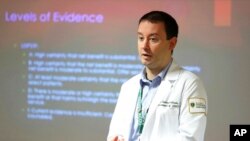 Dr. Keith Reisinger-Kindle, në shkollën mjekësore të Universitetit Shtetëror Wright, në Dejton, Ohajo, gjatë një leksioni për praktikantët e obstetrikës dhe gjinekologjisë, 13 prill 2022 (AP Photo/Paul Vernon)