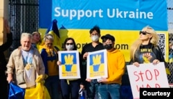 戴安娜·雷克希尼亚所在的南加州乌克兰社区，3月6日在当地乌克兰文化中心举办反战活动，获得缅甸社区和华人社区的支持。(照片由缅甸民主活动人士Maung Li 提供。2022年3月6日)