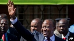 Presiden terpilih Uhuru Kenyatta melambai kepada pendukungnya di Nairobi (9/3). Kenya menunggu keputusan Mahkamah Agung mengenai keabsahab Pilpres tanggal 4 Maret lalu. 