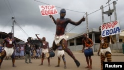 Para seniman melakukan atraksi untuk kesadaran terhadap ebola di sekolah Anono di Abidjan (25/9/2014). 