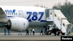 Pesawat Boeing 787 Dreamliner milik maskapai penerbangan ANA, Jepang pasca pendaratan darurat di bandara Takamatsu, 16 Januari 2013 (Foto: dok). 