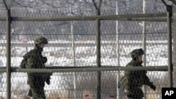 Tentara Korea Selatan melakukan patroli di dekat perbatasan kedua negara di Panmunjom (foto: dok). Seoul menuduh Korut melakukan gangguan atas signal GPS yang mempengaruhi penerbangan sipil. 