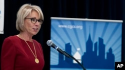 La secretaria de Educación Betsy DeVos suspendió regulaciones que protegían a los estudiantes de abusos de las universidades con fines de lucro.