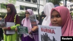 گروهی از مسلمانان در همراهی با روهینگیا در مقابل سفارت میانمار در مالزی تجمع کردند. 