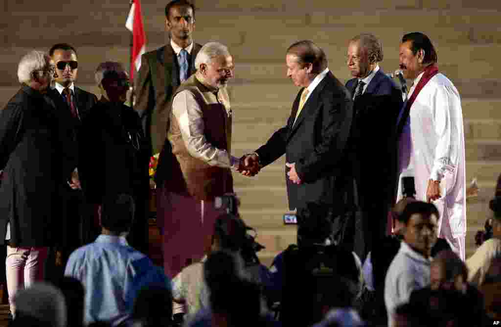 PM baru India, Narendra Modi (kiri) mendapat ucapan selamat dari PM Pakistan Nawaz Sharif usai sumpah jabatan di New Delhi (26/5).