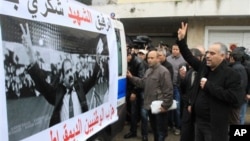 Warga Tunisia mengawal ambulance yang membawa jenazah pemimpin oposisi Chokri Belaid menuju rumah orangtuanya di Tunis, 7 Februari 2013. (AP Photo/Amine Landoulsi). Ibukota Tunisia besiap menghadapi pemookan umum bertepatan dengan pemakaman Belaid, 8 Februari 2013. 