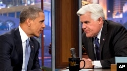 Presiden Barack Obama (kiri) berbincang dengan Jay Leno saat jeda waktu untuk penayangan iklan dalam siaran langsung "The Tonight Show" di studio televisi NBC, Los Angeles (6/8).