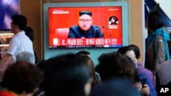 지난 21일 한국 서울역 대기실에 설치된 TV에 김정은 북한 국무위원장이 핵실험 중단을 선언했다는 보도가 나오고 있다.