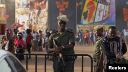 Un soldat garde l'entrée assure la sécurité au centre de Ouagadougou, Burkina Faso, 3 mars 2017.