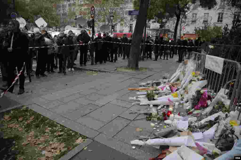 یادبود قربانیان در اطراف سالن کنسرت باتاکلان، محل گروگانگیری دیشب در پاریس. عکس: خبرنگار بخش فارسی صدای آمریکا در پاریس