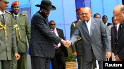 South Sudan's President Salva Kiir (3rd L) shakes hands with Sudan's President Omar al-Bashir as he arrives for talks at Khartoum Airport, Sept. 3, 2013.