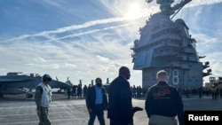 ፋይል - የዩናይትድ ስቴትስ መከላከያ ሚኒስትር ሎይድ ኦውስቲን እ.አ.አ ታህሳስ 20፣ 2023 በሜዲስትራኒያን ባህር ውስጥ የሚከኘውን የዩናይትድ ስቴትስ አውሮፕላን ተሸካሚ መርከብ ሲጎበኙ 