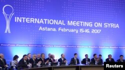 Les participants aux pourparlers de paix sur la Syrie assistent à une réunion à Astana, Kazakhstan, le 16 février 2017.