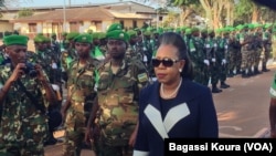 Presiden Transisi Republik Afrika Tengah, Catherine Samba-Panza saat memberikan penghormatan kepada pasukan Uni Afrika di Mpoko, Bangui, Republik Afrika Tengah, 13 September 2014 (Foto: dok).