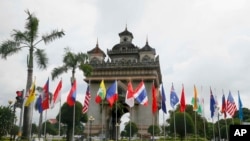 Les drapeaux des dix membres de l'ASEAN (Association of Southeast Asian Nations) au centre-ville de Vientiane, Laos, le 5 setembre 2016. 