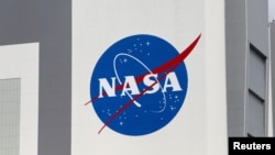 资料照片：佛罗里达州卡纳维拉尔角肯尼迪太空中心的NASA标识。