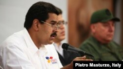 Wakil Presiden Nicolas Maduro dalam pertemuan dengan para pemimpin politik dan militer di Caracas, Selasa, 5 Maret.
