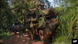 Des forces françaises Sangaris prennent position contre des ex-séléka à Bambari, Centrafrique, le 24 mai 2014.