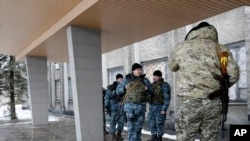 سربازان اوکراین از ساختمان شورای شهر دبالسوو حفاظت می کنند