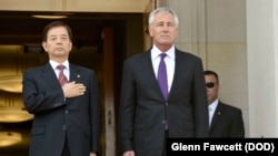 美国国防部长哈格尔和韩国国防部长韩民求